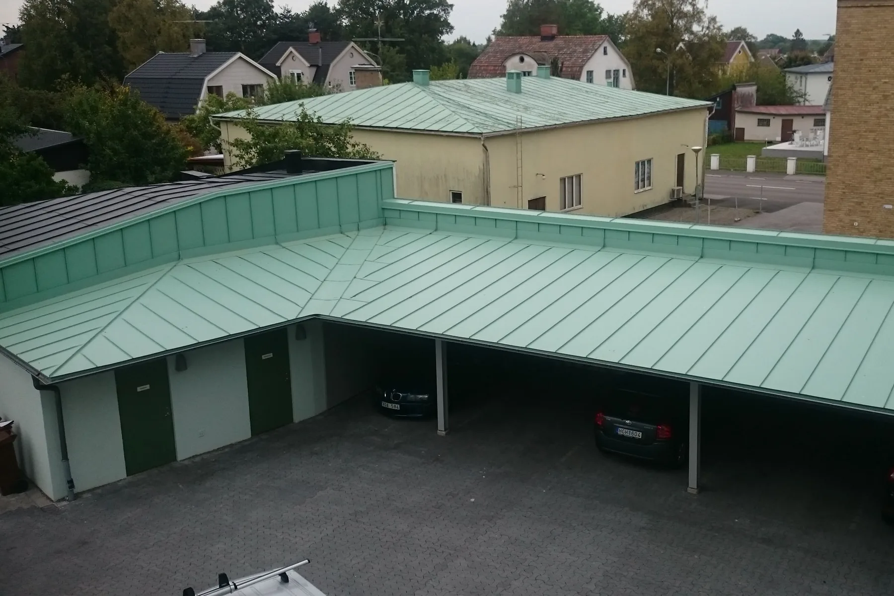 Falsat plåttak i grön patina på bostadshus
