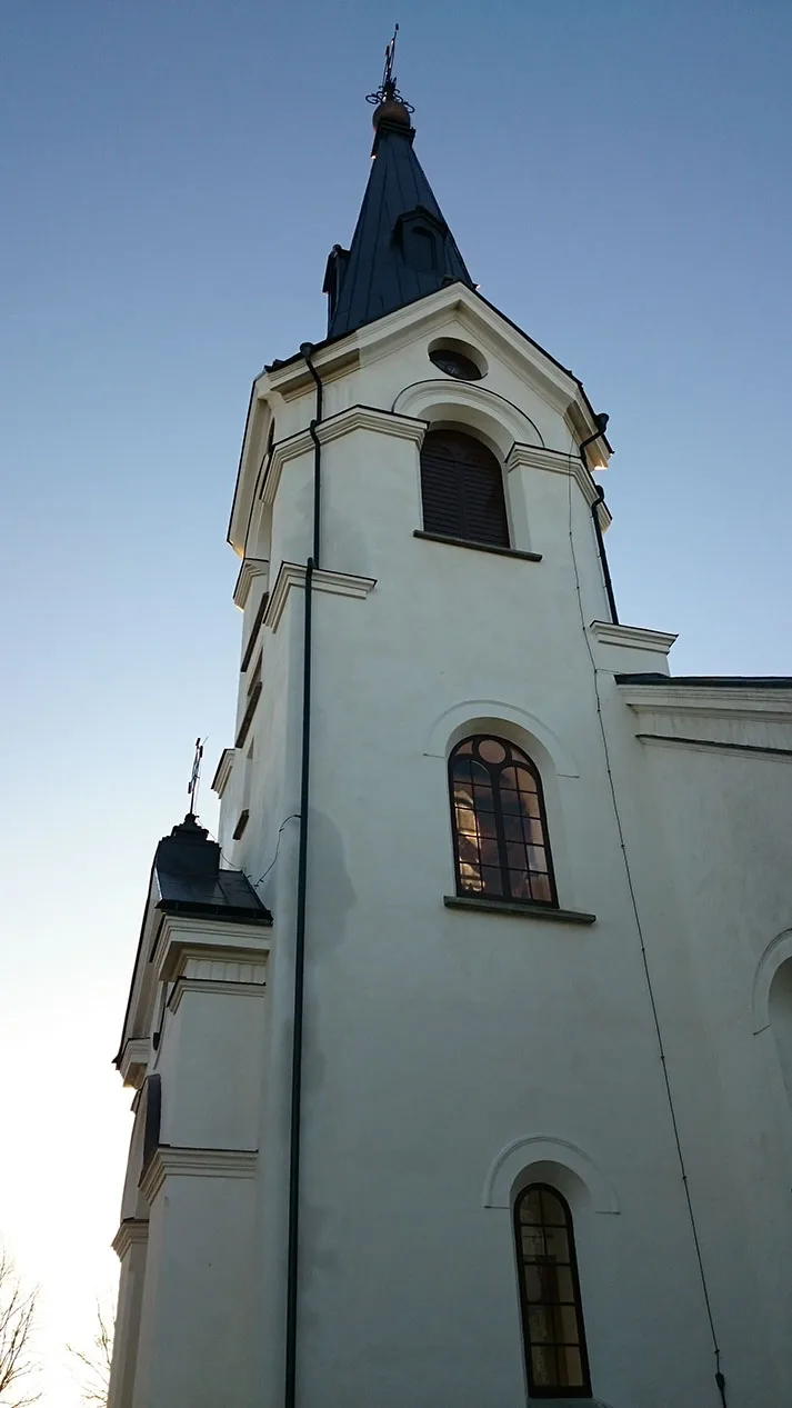 Kyrka med plåtklädd tornspira – K-märkt byggnad