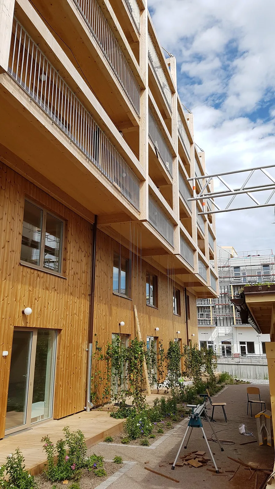 Modernt flerbostadshus i trä med plåtdetaljer