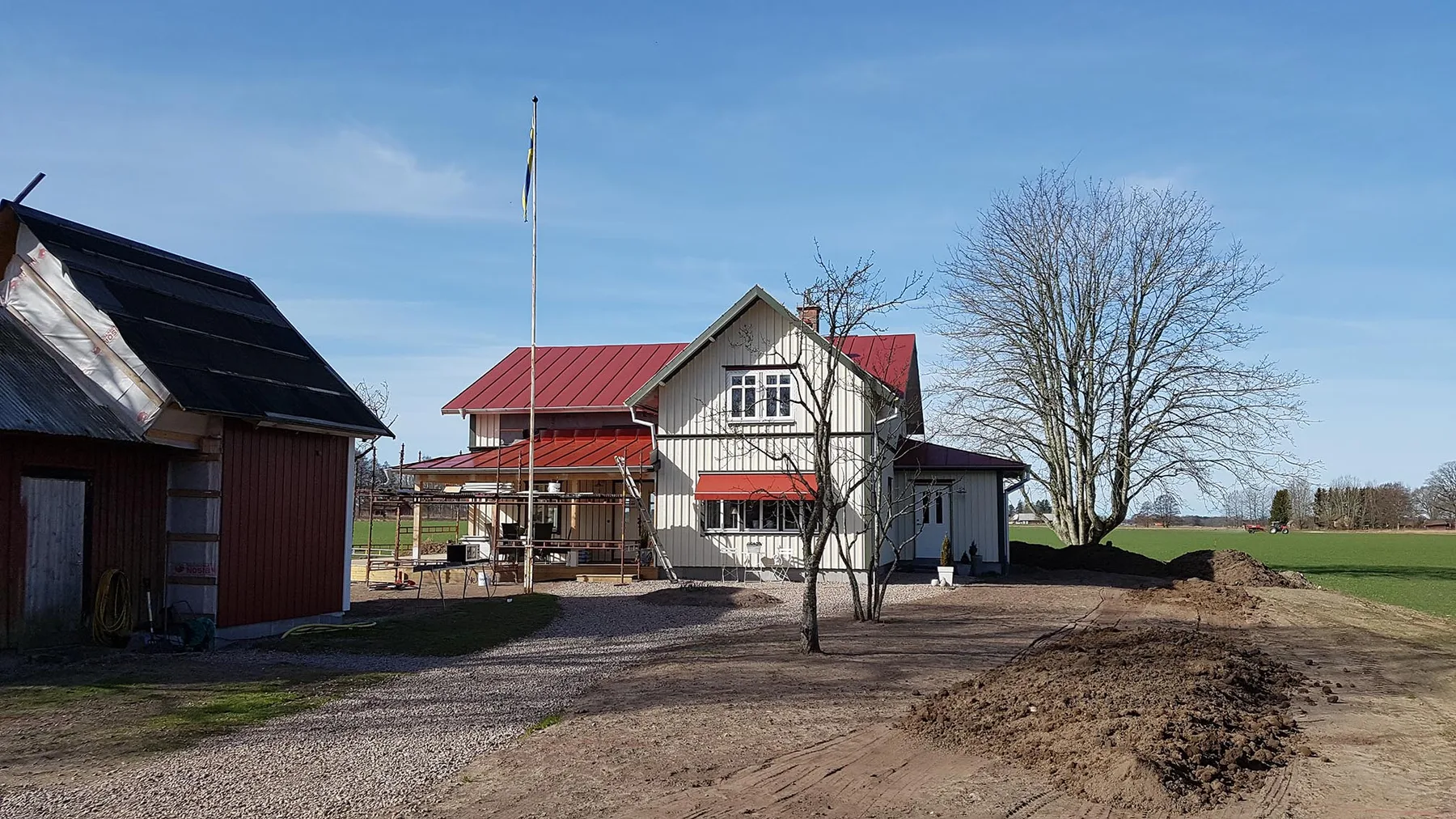 Villa med nytt rött plåttak